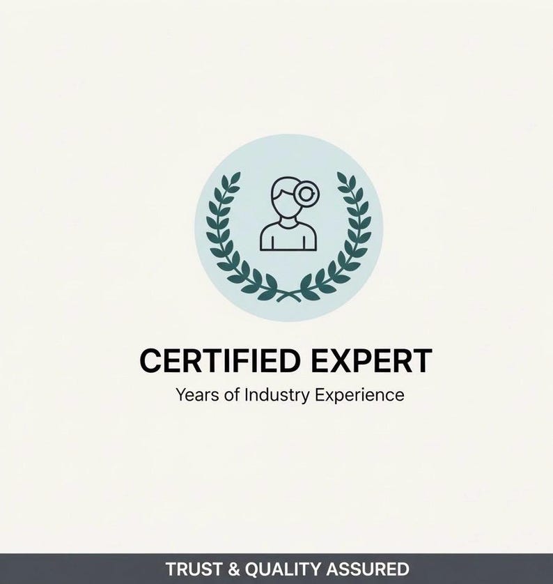 K&ouml;nnte beinhalten: Ein hellblaues kreisf&ouml;rmiges Emblem mit einer Person mit einer Lupe, umgeben von einem Lorbeerkranz. Der Text "CERTIFIED EXPERT" steht unter dem Emblem, darunter "Years of Industry Experience". Das untere Banner lautet "TRUST & QUALITY ASSURED."