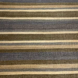 Könnte beinhalten: Ein rechteckiger Teppich mit horizontalen Streifen in Braun-, Beige- und Grautönen. Der Teppich hat ein strukturiertes Aussehen, wobei die Streifen in der Breite variieren. Das Design ist schlicht und neutral, passend für verschiedene Einrichtungsstile.