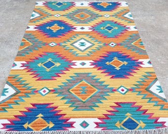 Handgewebter Kelim Teppich: Geometrischer Wollteppich aus Wolle im Boho Bohemian Stil