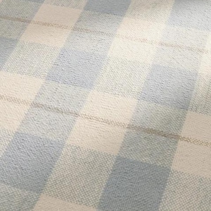 K&ouml;nnte beinhalten: Nahaufnahme eines gewebten Stoffes mit gro&szlig;em Karomuster. Das Design zeigt abwechselnde Quadrate in Hellblau, Off-White und einem dezenten Braunton. Der Stoff hat ein strukturiertes Aussehen, was auf ein weiches, bequemes Material hindeutet.
