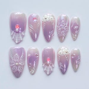 Elegante schillernde rosa Press-On-Nägel - 3D-Blumen, Perlenakzente, Strasssteine, handgefertigtes Luxus-Nagelset