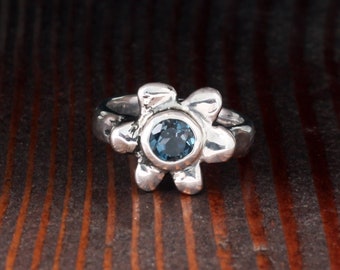 Daisy flower ring in sterling silver with London-blue topaz