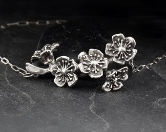 Collier à pendentif branche en fleurs en argent sterling