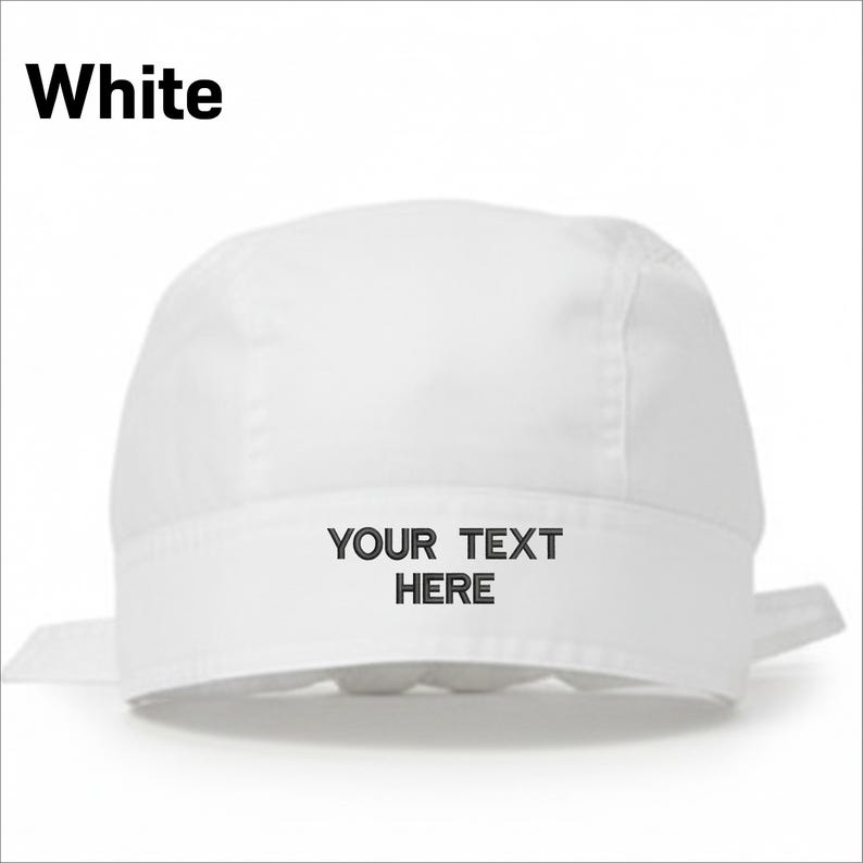 Puede incluir: Un gorro de chef blanco con la palabra "White" en la esquina superior izquierda. El gorro tiene una banda con el texto "YOUR TEXT HERE". El gorro est&aacute; hecho de una tela blanca y suave.