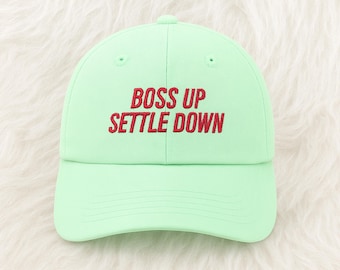 Gorra Boss Up Settle Down, gorra de camionero de la época de las showgirls, divertida gorra vaquera de rodeo del oeste, gorra bordada de corte relajado, regalo moderno para chica de campo.