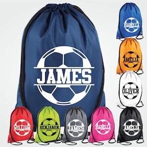 Könnte beinhalten: Personalisierte Fußball-Kordelzugbeutel in verschiedenen Farben, darunter Blau, Orange, Weiß, Rot, Grün, Grau, Pink und Schwarz. Jeder Beutel zeigt ein Fußball-Design mit einem Namen, der in der Mitte aufgedruckt ist.