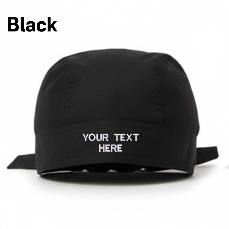 Puede incluir: Gorra negra con el texto "YOUR TEXT HERE" en blanco. La palabra "Black" est&aacute; impresa en la esquina superior izquierda. La gorra tiene una corona redondeada y lazos en la parte trasera.