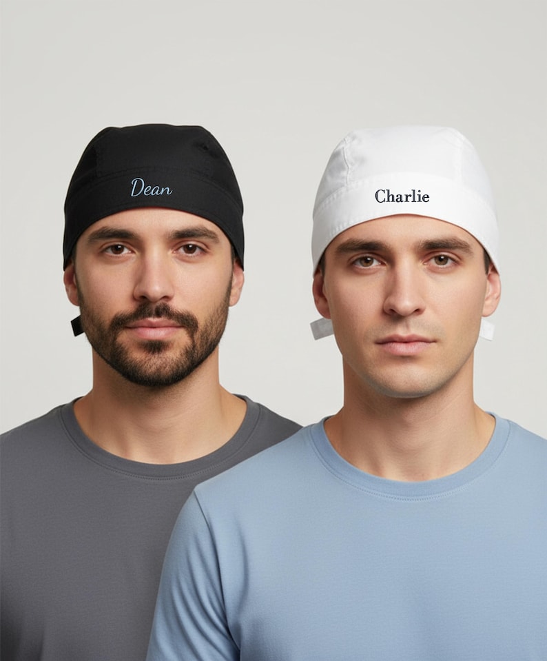 Puede incluir: Dos gorros quir&uacute;rgicos, uno negro y otro blanco. El gorro negro tiene el nombre "Dean" bordado en una escritura azul claro, mientras que el gorro blanco tiene "Charlie" en el mismo estilo. Ambos gorros se muestran en personas que visten camisas de color s&oacute;lido.