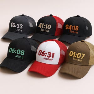 Peut inclure: Six casquettes de baseball avec dos en filet. Chaque casquette présente un texte brodé avec une référence biblique. Les couleurs incluent le noir, le rouge, le blanc et le marron. Les couleurs du texte varient.