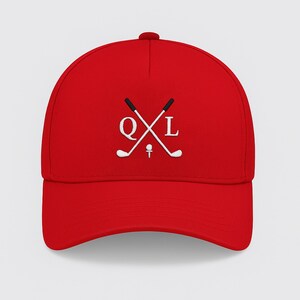 Peut inclure: Casquette de baseball rouge vif avec un motif brodé blanc. Le motif comprend des clubs de golf croisés, les lettres "QXL" et un tee de golf. La casquette a une visière incurvée et une couronne structurée.