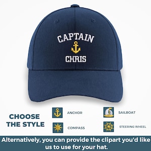 Op de afbeelding: Een marineblauwe baseballcap met de tekst "CAPTAIN CHRIS" in het wit en een gouden ankerafbeelding. De afbeelding toont opties voor clipartstijlen: anker, zeilboot, kompas en stuurwiel.