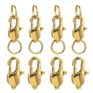 Könnte beinhalten: Acht goldfarbene Karabinerverschlüsse mit angebrachten Schlüsselringen. Die Verschlüsse sind in zwei Reihen zu je vier Stück angeordnet und zeigen ihre glänzende, metallische Oberfläche. Ideal für Schmuckherstellung oder Bastelprojekte.