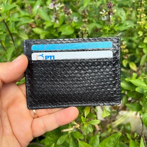 Puede incluir: Un juego de tres tazas de cerámica con un acabado moteado y mate. Cada taza presenta un color diferente: azul claro, crema y gris. Las tazas tienen un diseño simple y moderno y un asa cómoda.