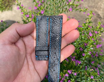 Pulseira de relógio em couro genuíno de avestruz azul de 22 mm com fivela e pino de mola de liberação rápida.