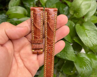 Pulseira de relógio de 20 mm em couro genuíno de avestruz marrom com fivela e sistema de liberação rápida.