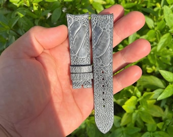 Pulseira de relógio em couro de avestruz genuíno cinza de 20 mm com fivela, encaixes curvos e sistema de mola de ajuste rápido.