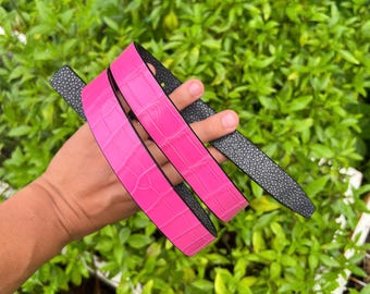 Cinto feminino em couro de arraia preto com fivela de 25 mm de largura, alça reversível, feito à mão sob encomenda.