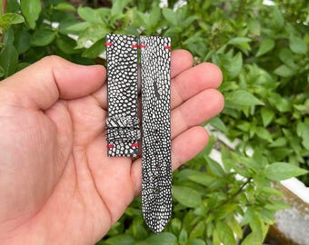 Pulseira de relógio de 20 mm em couro de avestruz genuíno preto com fivela e pino de mola de liberação rápida.