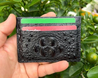 Porta-cartões de crédito minimalista com 4 compartimentos em couro exótico preto com fecho de pressão, ideal para presente.