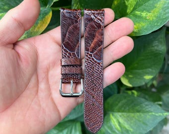 Pulseira de relógio em couro de avestruz genuíno marrom de 20 mm, com encaixes curvos e sistema de mola de ajuste rápido.
