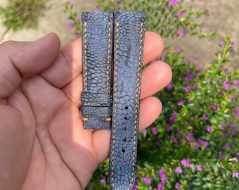 Pulseira de relógio de 20 mm em couro de avestruz genuíno azul marinho com fivela e pino de mola de liberação rápida.