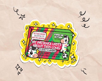 Puede incluir: Una colorida pegatina con una caja de tatuajes "Yipes in Action" con una mascota de cebra. La caja es verde, roja y amarilla, con el texto "Mi paciencia dura tanto tiempo" y enumera cinco sabores jugosos.
