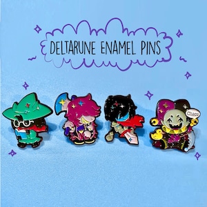 Op de afbeelding: Vier emaille pins met personages uit Deltarune. De pins bevatten een groen gekleed personage met een bril, een rozeharig personage met een bijl, een zwart-harig personage met een rode sjaal en zwaard, en een nar met een "Chaos" tekstballon.