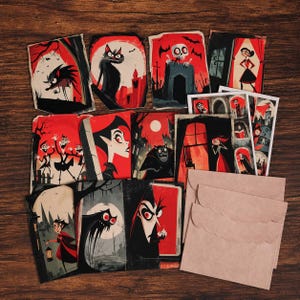 Peut inclure: Une collection de cartes rectangulaires présentant diverses illustrations sur le thème gothique en rouge, noir et blanc, représentant des vampires, des squelettes et des paysages sombres, accompagnées de plusieurs enveloppes marron clair à bords festonnés.