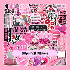 Puede incluir: Un conjunto de 50 pegatinas rosas y negras con gráficos de estilo Y2K, que incluyen bolas de discoteca, labios, cerezas, mariposas, estrellas y varias frases como "You can't sit with us", "On Wednesdays we wear pink" y "I am just a coquette girl".