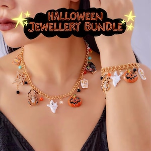 Könnte beinhalten: Ein goldfarbenes Halloween-Schmuck-Set mit Halskette und Armband. Die Halskette hat Anhänger wie eine Spinne, einen Kürbis und einen Geist. Das Armband enthält ähnliche Charms. Der Text "HALLOWEEN JEWELLERY BUNDLE" ist sichtbar.