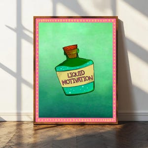 以下が含まれることがあります： コルク栓付きの緑色のポーションボトルが描かれた、額装されたアートプリント。ボトルには黒い文字で「LIQUID MOTIVATION」と書かれたラベルが付いています。背景は緑色のグラデーションで、フレームはピンク色の縁取りです。