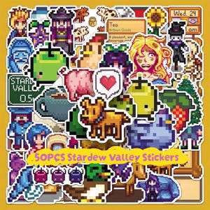 以下が含まれることがあります： ピクセルアートのキャラクター、動物、作物、ゲームアイテムが描かれたStardew Valleyステッカー50枚セット。ハートの吹き出しが付いた犬、緑色のジュニモ、クリスマスツリー、そして「50PCS Stardew Valley Stickers」と書かれた看板が含まれています。