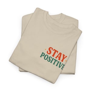 Maglietta Stay Positive - Maglietta grafica con citazione ispiratrice per uomo e donna, maglietta unisex in cotone, abbigliamento motivazionale, maglietta con vibrazioni positive,