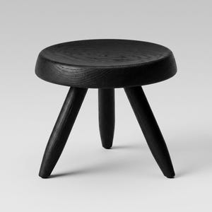 Svart ekpall i Perriand-stil, rund träaccentsits