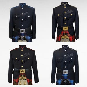 Pode incluir: Quatro casacos pretos de estilo militar com golas altas, bolsos frontais e botões metálicos, combinados com kilts de tartan e cintos de couro com fivelas ornamentadas. Cada casaco exibe o texto Royal Fashion Closet na área do peito.