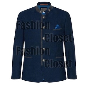 Könnte beinhalten: Marineblaue Jacke mit Stehkragen, grauen Zierleisten und silbernen Knöpfen. Ein blaues Einstecktuch befindet sich in der Brusttasche. Die Worte "Fashion Closet" sind auf die Jacke gedruckt.