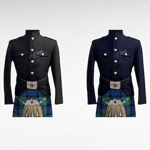 Pode incluir: Duas jaquetas de estilo militar, uma preta e uma azul-marinho, com gola alta, botões prateados e dois bolsos no peito. Ambas são combinadas com um cinto preto com fivela prateada e um kilt xadrez azul, verde e vermelho com um sporran.