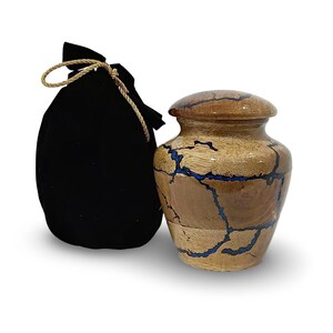 Urne funéraire artisanale en bois de manguier - Petite urne souvenir en bois pour cendres de 5 x 4 po. avec sac en velours | Mémorial des humains et des animaux de compagnie