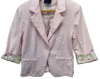Chaqueta de mujer Star City Seersucker Blazer rosa y blanca con puños florales, estilo preppy.