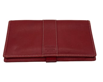Cartera organizadora tipo chequera Coach para mujer, de cuero rojo, estilo vintage, con costuras en contraste.