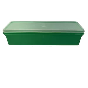 Puede incluir: Un recipiente rectangular de plástico verde con tapa transparente. El recipiente está diseñado para almacenar alimentos y tiene un diseño simple y funcional. La tapa encaja perfectamente en la parte superior.