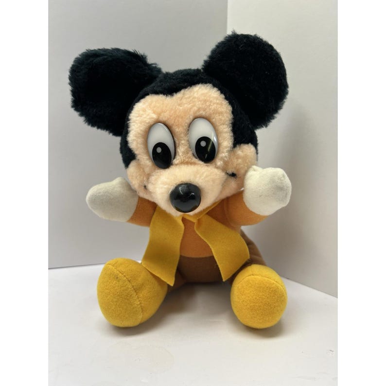Peluche de Mickey Mouse de 7" de Disney Mickey's Christmas Carol, vintage de los años 80 imagen 1