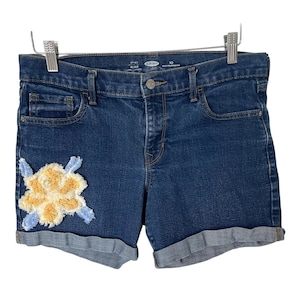 Shorts vaqueros reciclados y reutilizados, talla 10, con parche floral, puños, talle medio, elásticos, color índigo.