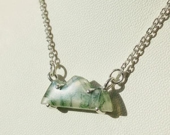 Collier en agate mousse naturelle, collier avec pendentif montagne, bijoux en argent sterling avec pierres précieuses, cadeau minimaliste pour elle, cadeau pour amoureux de la nature