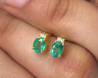 Puces d'oreilles émeraude naturelle en or 14 carats, bijoux de naissance en mai, boucles d'oreilles minimalistes en pierres précieuses, cadeau pour elle