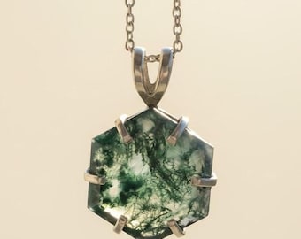 Collier hexagonal en agate mousse pour femme, pendentif en argent sterling avec pierres précieuses vertes, cadeau bijoux minimaliste inspiré de la nature pour elle