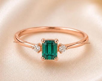 Bague de fiançailles émeraude, bague fine taille émeraude en or 14 carats, bague de promesse minimaliste, cadeau de naissance de mai pour elle