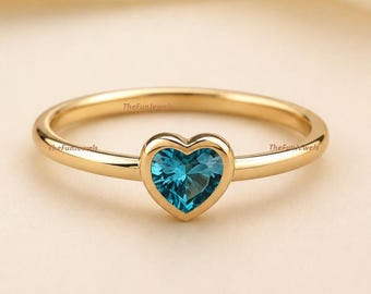 Bague coeur topaze bleue, bague serti clos en or 14 carats, bague de promesse délicate pour elle, pierre de naissance de décembre, cadeau bague de fiançailles coeur