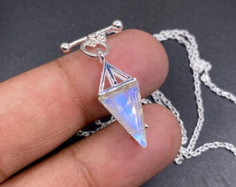 Ciondolo a forma di aquilone con gemma in argento sterling, gioiello delicato e minimalista, perfetto da indossare tutti i giorni, un regalo ideale per lei.