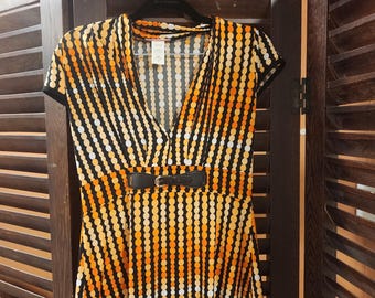 Top con cinturón de lunares estilo Y2K